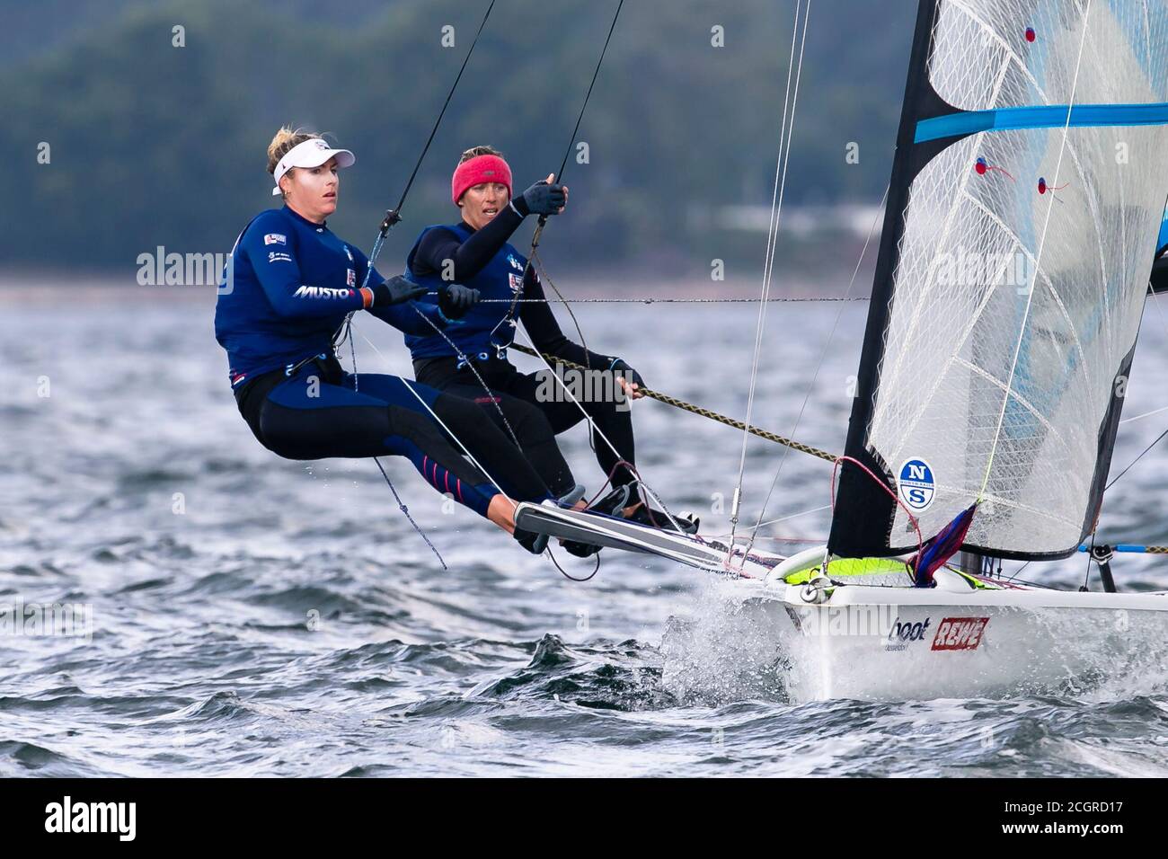 12 settembre 2020, Schleswig-Holstein, Kiel: I 49er FX-marinai Charlotte Dobson (r) e Saskia Tidey dall'Inghilterra sono in corso nei posti anteriori durante una gara al 126th Kieler Woche. Il Kieler Woche è considerato il più grande evento velico del mondo e termina il 13.09.2020. Foto: Frank Molter/dpa Foto Stock