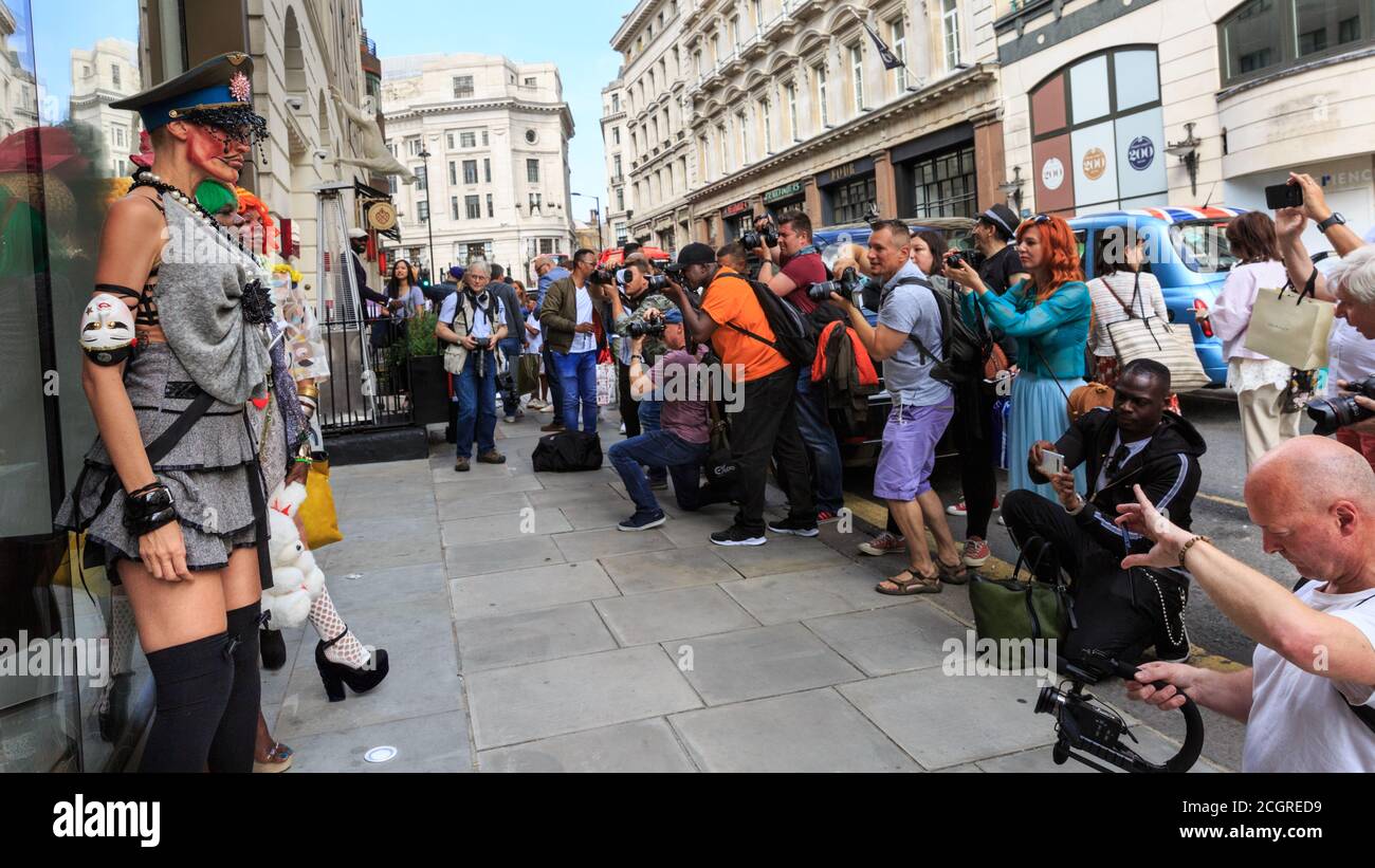 Mayfair, Londra, Regno Unito, 22 Jun 2019. Le modelle posano per i fotografi in una sfilata stravagante di moda flashmob per lo stilista Pierre Garroudi Foto Stock