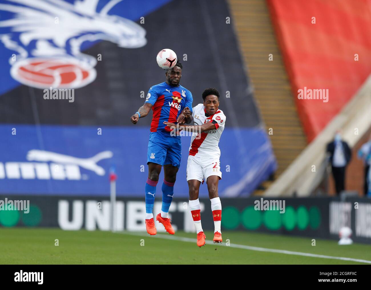 Selhurst Park, Londra, Regno Unito. 12 settembre 2020. Calcio della Premier League inglese, Crystal Palace contro Southampton; Jeffrey Schlup di Crystal Palace salta su Kyle Walker-Peters di Southampton per dirigere il pallone fuori Credit: Action Plus Sports/Alamy Live News Foto Stock