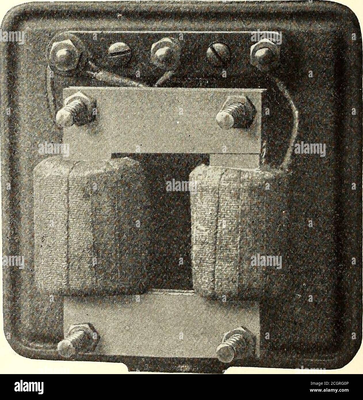 . Perno ferroviario elettrico. Il suo tipo permette una disposizione ideale delle sospensioni mediante il fissaggio di lastre che scorrono longitudinalmente da un capo all'altro su ciascun lato dela, fissate con un metodo speciale di saldatura a punti. Nota su questo tipo viene utilizzata una sola giunzione o rivetto, che è, per questo motivo, unica nella costruzione di una custodia per ingranaggi. Il peso di questa custodia è di 100 lb. COMPENSATORI DI COPPIA la Westinghouse Electric & Manufacturing COM-pany ha introdotto un dispositivo noto come torqueompensatore, destinato principalmente a modificare le caratteristiche degli elementi temporali di un relè di sovraccarico c.a. Si re-duc Foto Stock