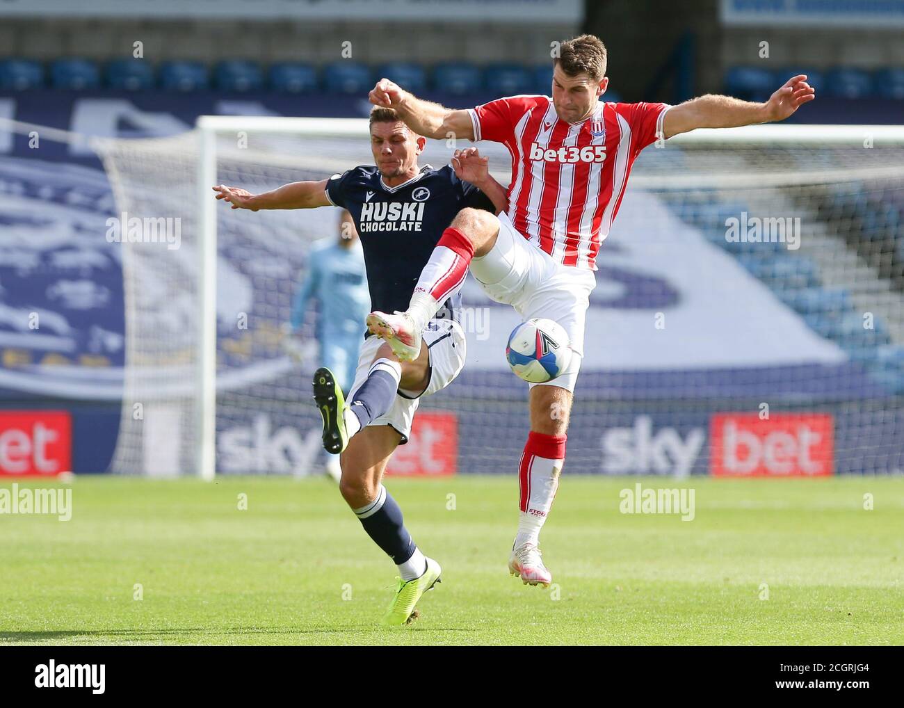 LONDRA, INGHILTERRA. 12 SETTEMBRE 2020 Shaun Hutchinson of Millwall si batte per il possesso con Sam Vokes di Stoke City durante la partita del campionato Sky Bet tra Millwall e Stoke City al Den, Londra. (Credit: Jacques Feeney | MI News) Credit: MI News & Sport /Alamy Live News Foto Stock