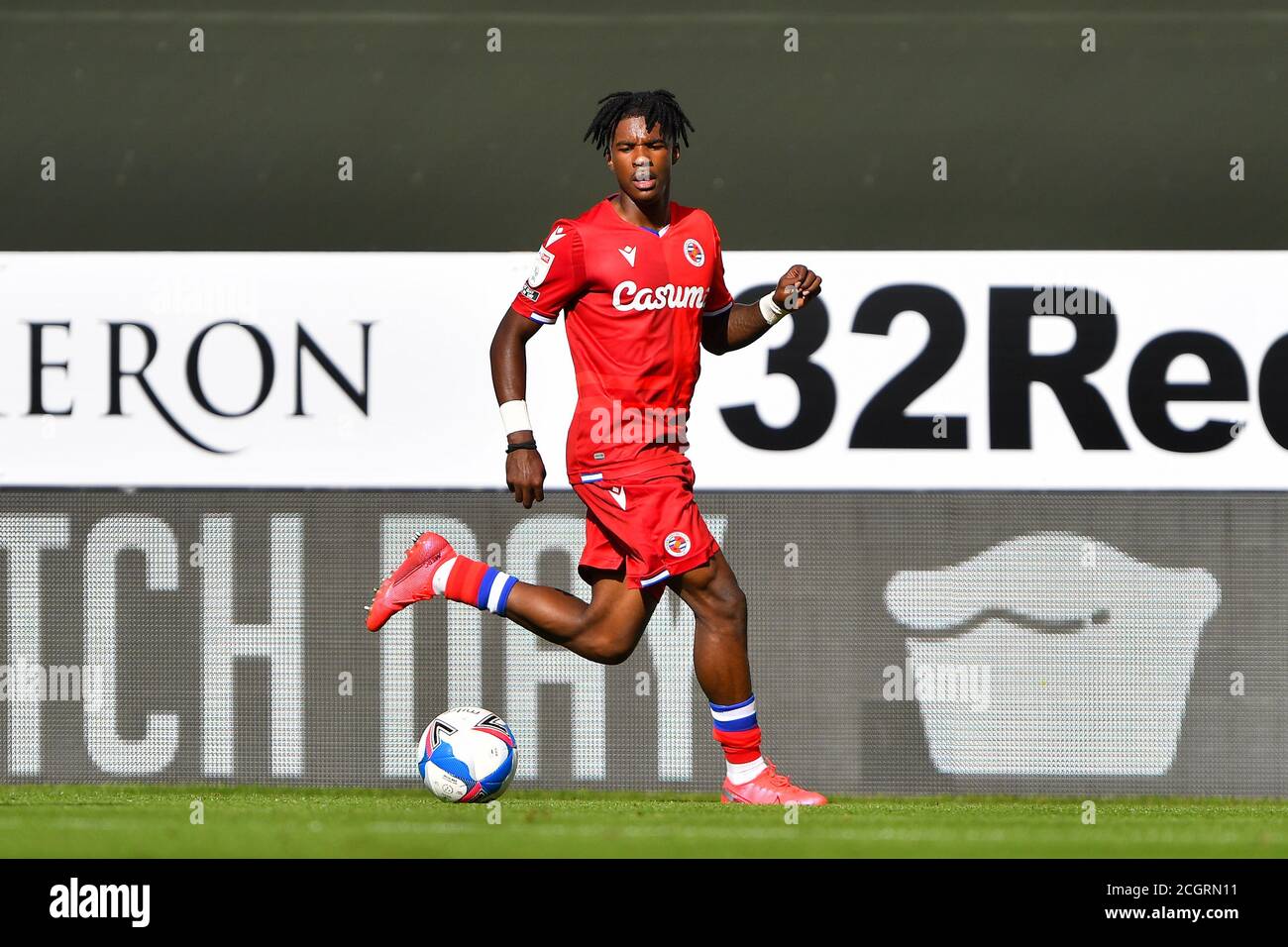 DERBY, INGHILTERRA. 12 SETTEMBRE 2020. Omar Richards of Reading durante la partita del campionato Sky Bet tra Derby County e Reading al Pride Park, Derby. (Credit: Jon Hobley | MI News) Credit: MI News & Sport /Alamy Live News Foto Stock