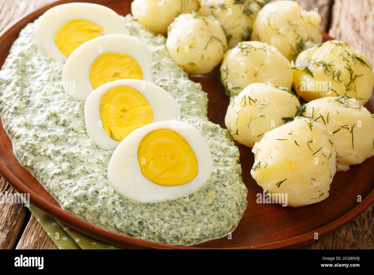 Patate bollite, uova e salsa verde di Francoforte contiene 7 erbe primo piano in un piatto sul tavolo. Orizzontale Foto Stock