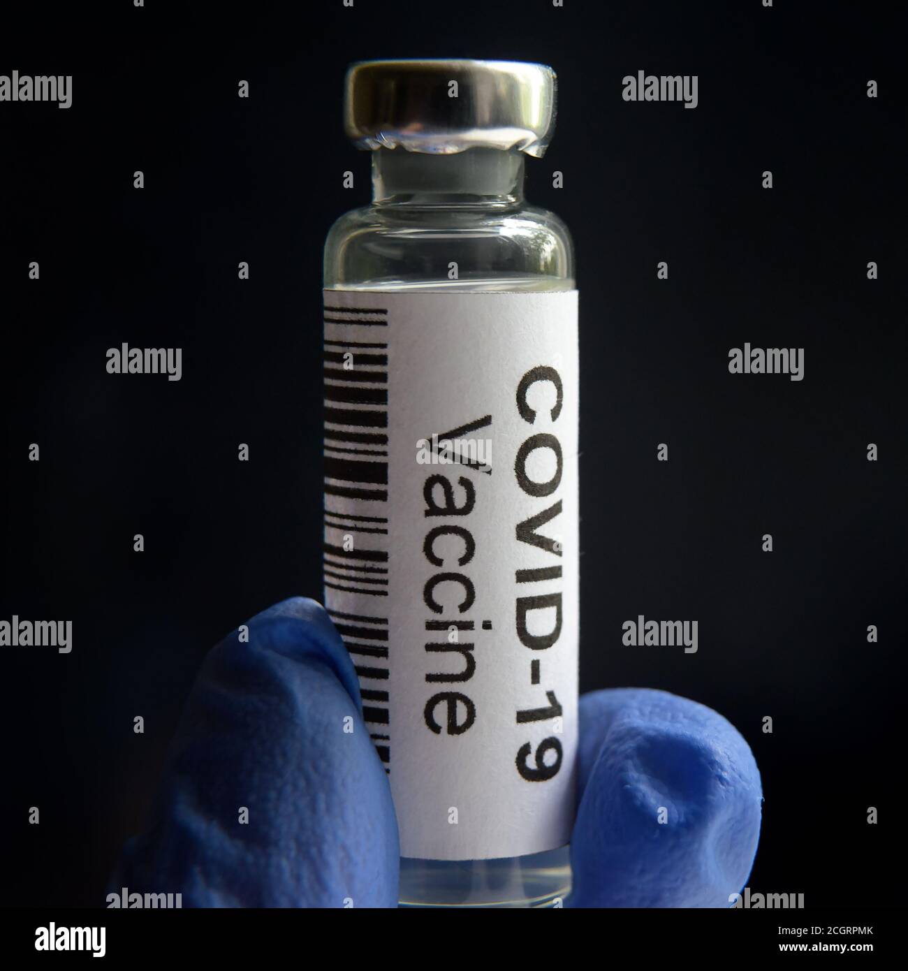 COVID-19 flacone di vaccino in medico`s mano su fondo nero, vaccino corona virus per il trattamento della malattia di COVID. Primo piano sui farmaci del coronavirus moderno Foto Stock