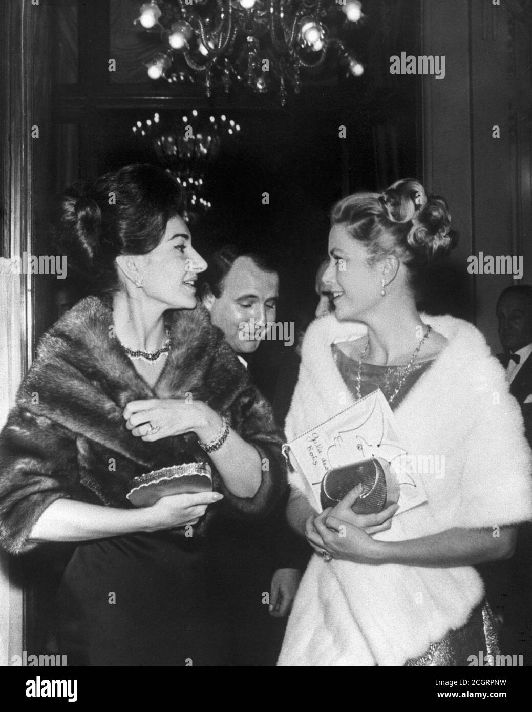 La soprano Maria Callas e la principessa Grazia di Monaco al Gran Gala  della Carità delle Nazioni Unite nel 1963 Foto stock - Alamy