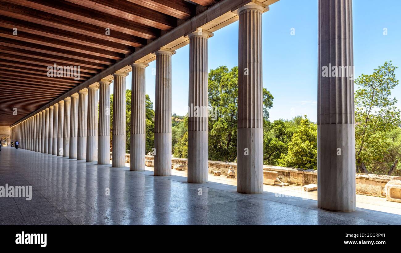 Prospettiva di colonne classiche dell'edificio nell'antica Agora, Atene, Grecia. Vista panoramica all'interno della Stoa di Attalos, punto di riferimento di Atene. Storico Foto Stock