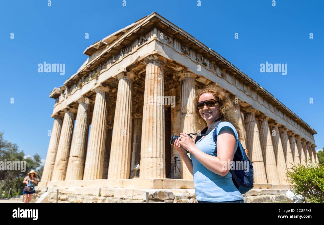 Tempio di Efesto nell'antica Agora, Atene, Grecia. Questo posto e' un'attrazione turistica di Atene. La donna fotografa la classica costruzione greca Foto Stock