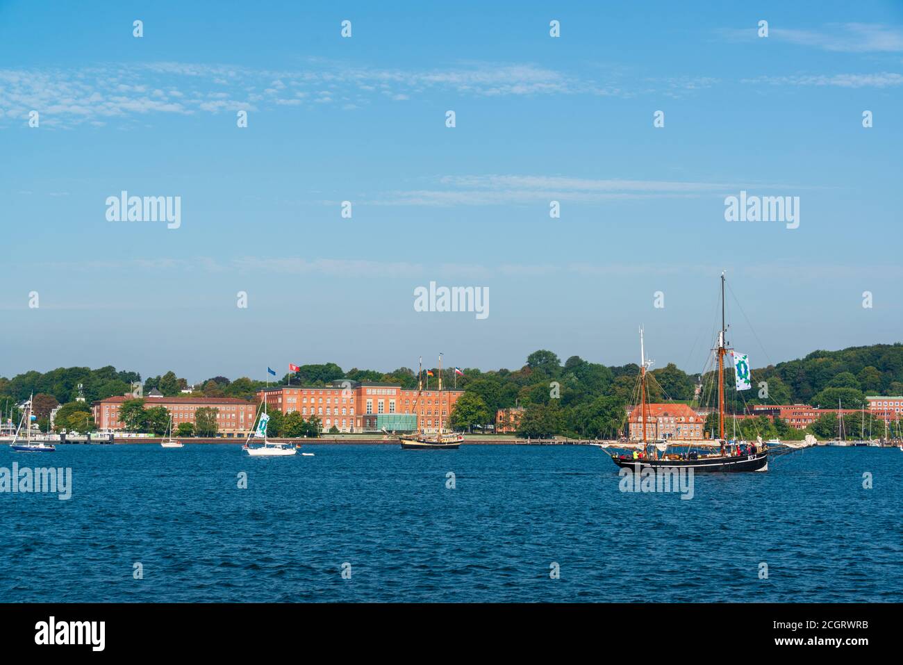 Auf der Kieler Förde fand heute (12.09.20) zur Kieler Woche 2020 die traditionelle Windjammerparade in veränderter, kleinerer form statt. Foto Stock Auf der Kieler Förde fand heute (12.09.20) zur Kieler Woche 2020 die traditionelle Windjammerparade in veränderter, kleinerer form statt. Foto Stock