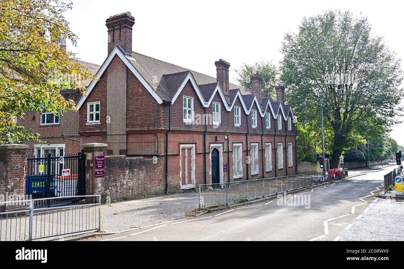 Brighton UK 12 settembre 2020 - Cardinal Newman Catholic School e Newman College di Hove Brighton, dove due membri del personale e tre studenti hanno recentemente provato la e positiva per il coronavirus COVID-19 . Si ritiene che gli studenti del Cardinal Newman Sesto Collegio forma avevano partecipato ad un incontro sociale prima che il nuovo termine cominciasse: Credit Simon Dack / Alamy Live News Foto Stock