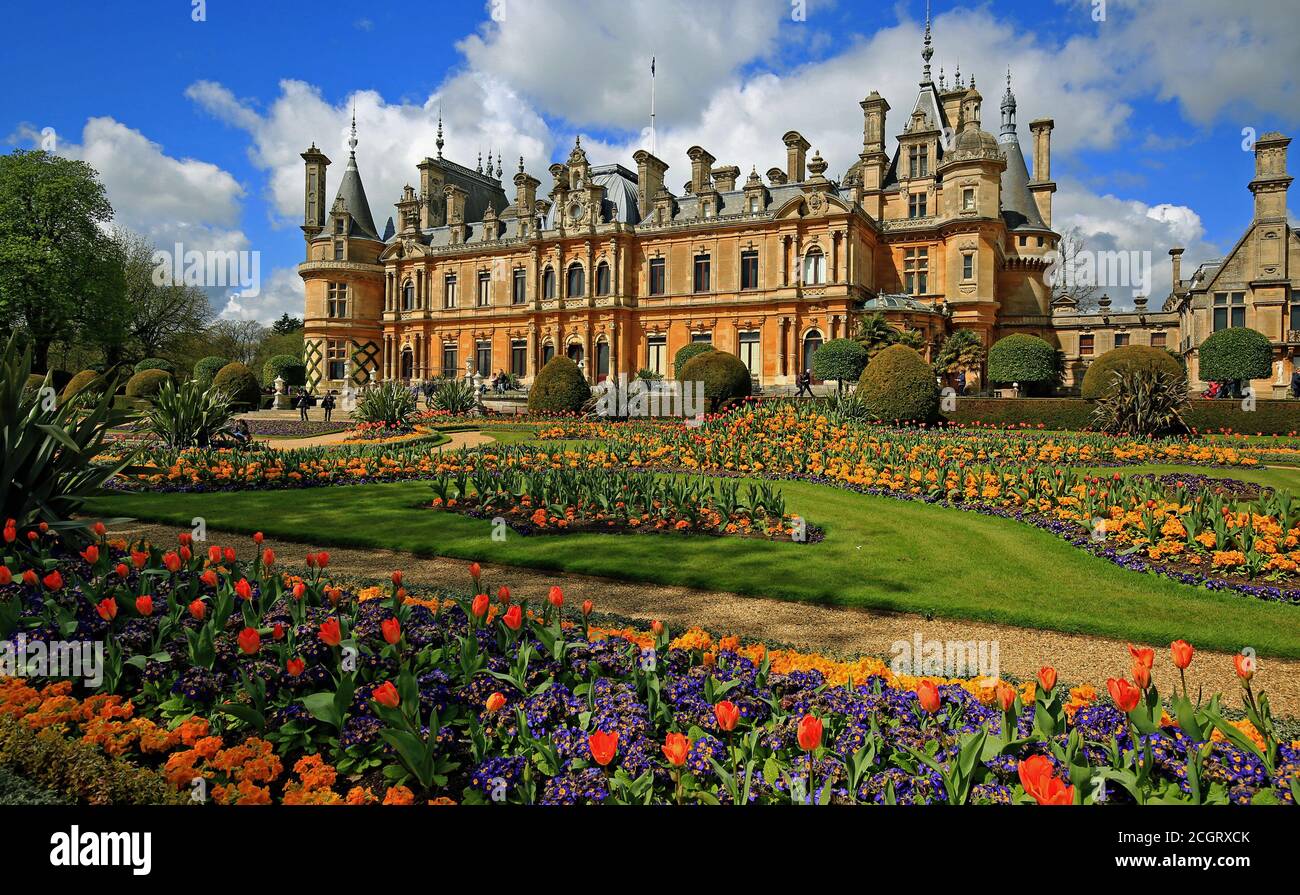 Bellissimo giardino paesaggistico di fronte ad una residenza inglese Foto Stock