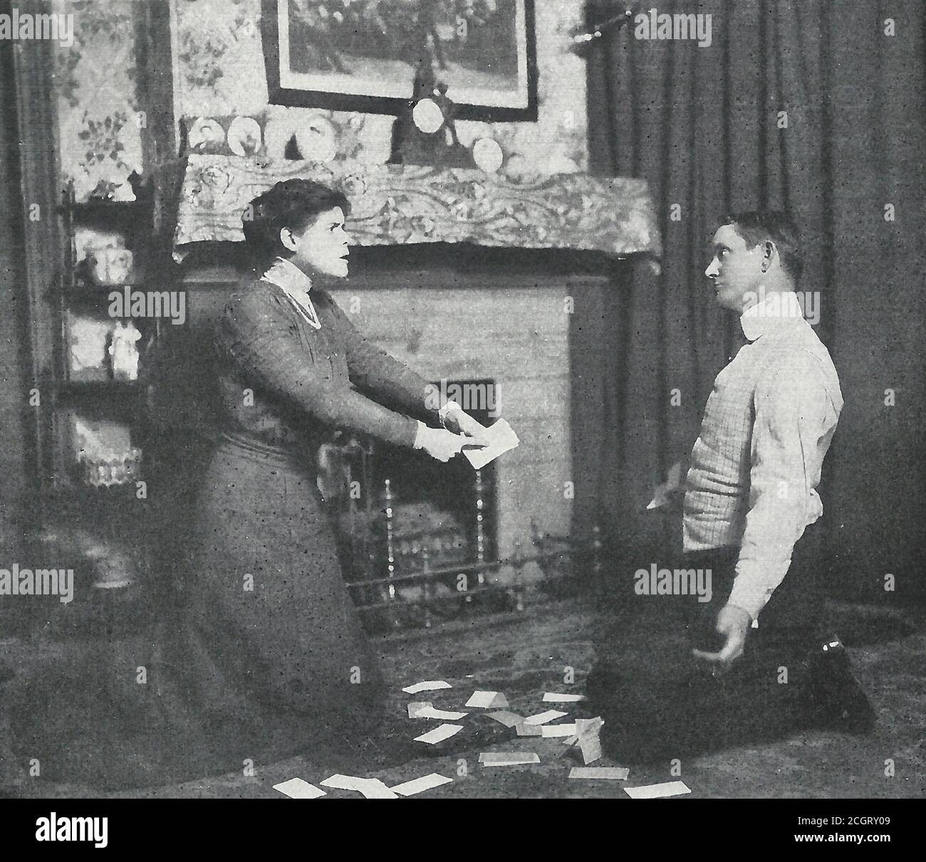 Light on a Lottery Man - Janet Beecher scopre Cyril Scott portando i biglietti nel suo nome - Broadway Play, circa 1910 Foto Stock