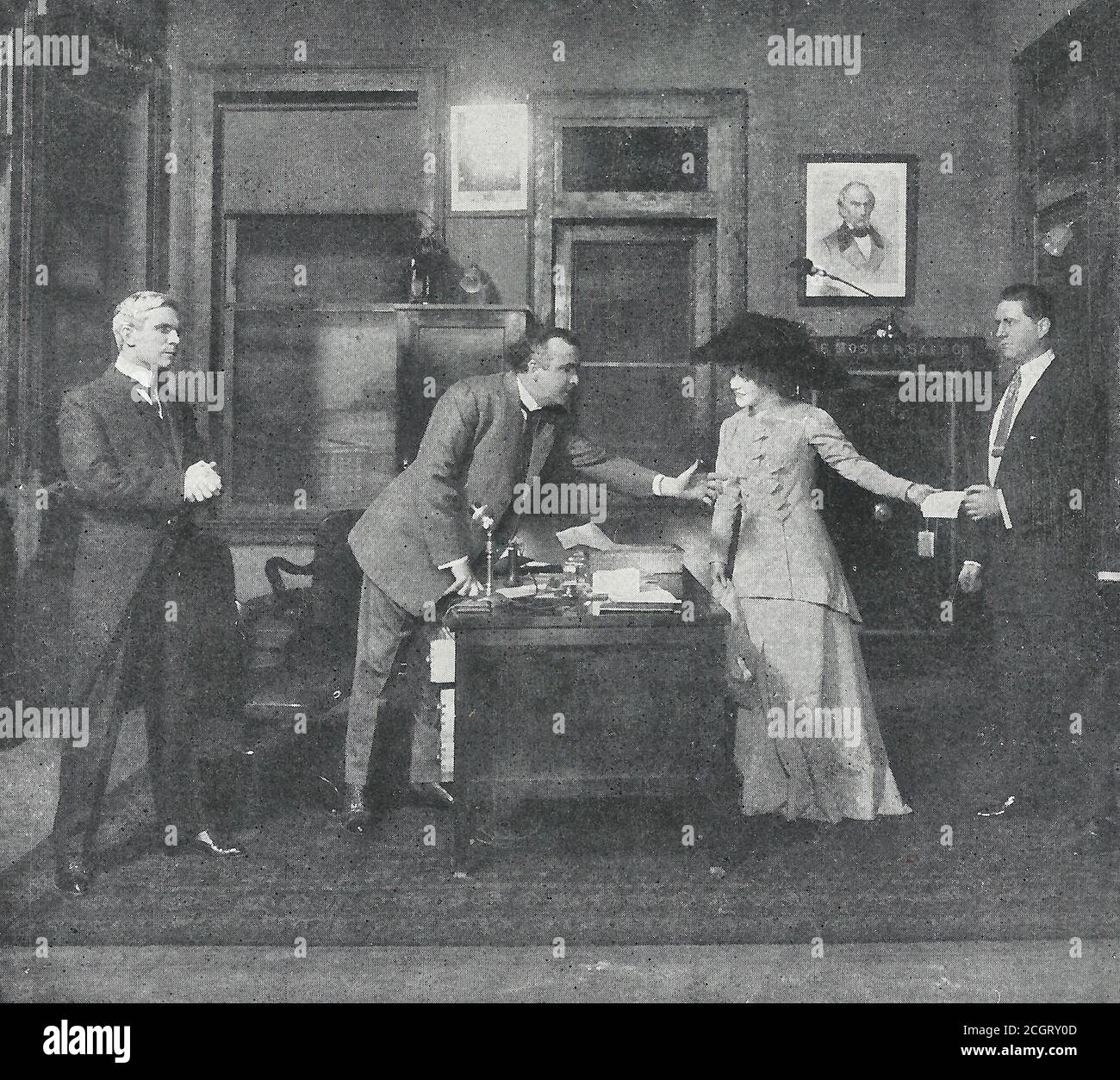 Di nuovo perseguendo i documenti - scena dal nome sulla porta - UN gioco di Broadway, circa 1910 Foto Stock
