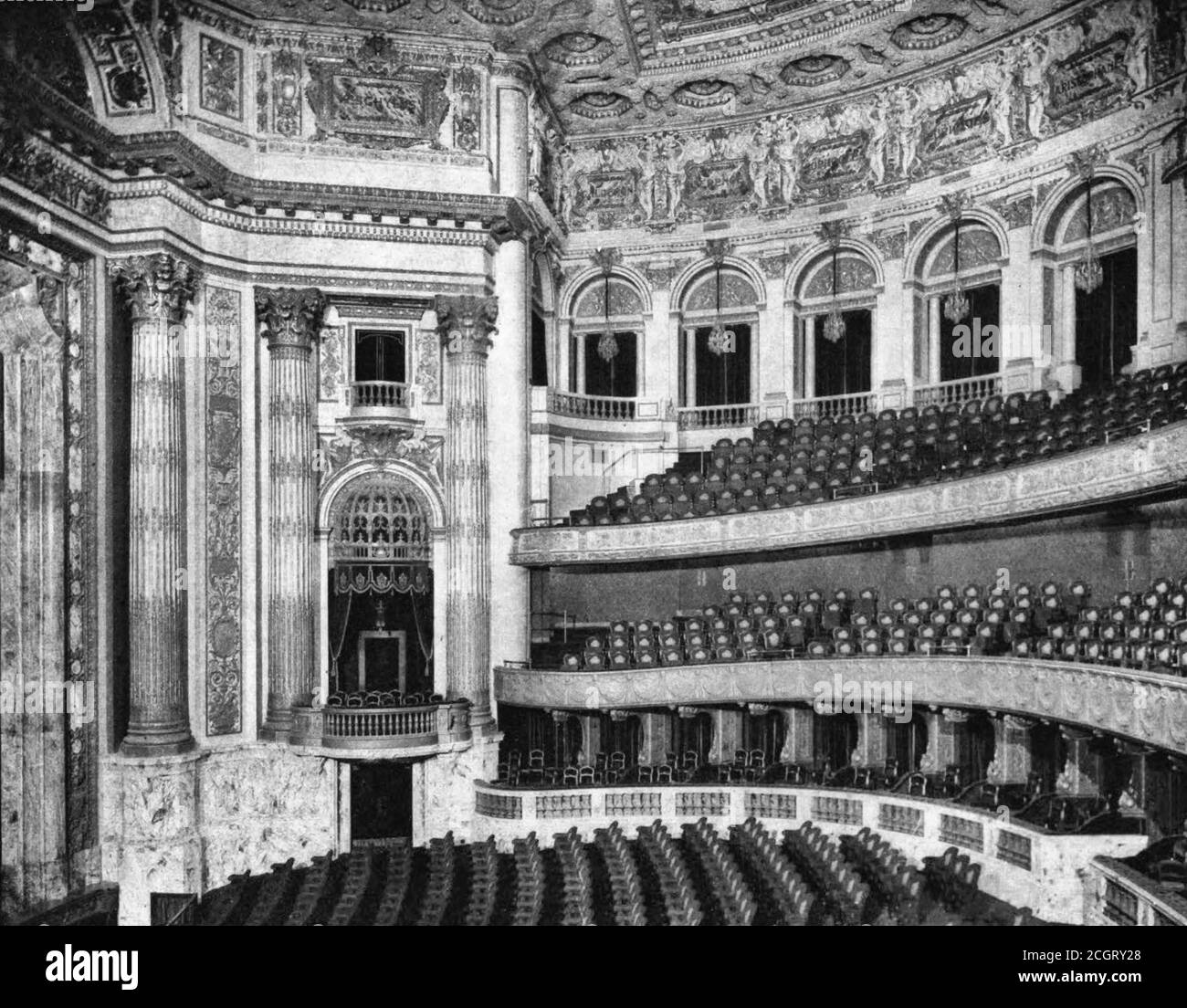 Vista laterale dell'auditorium del New Theatre su Central Park West a New York City, circa 1909 Foto Stock