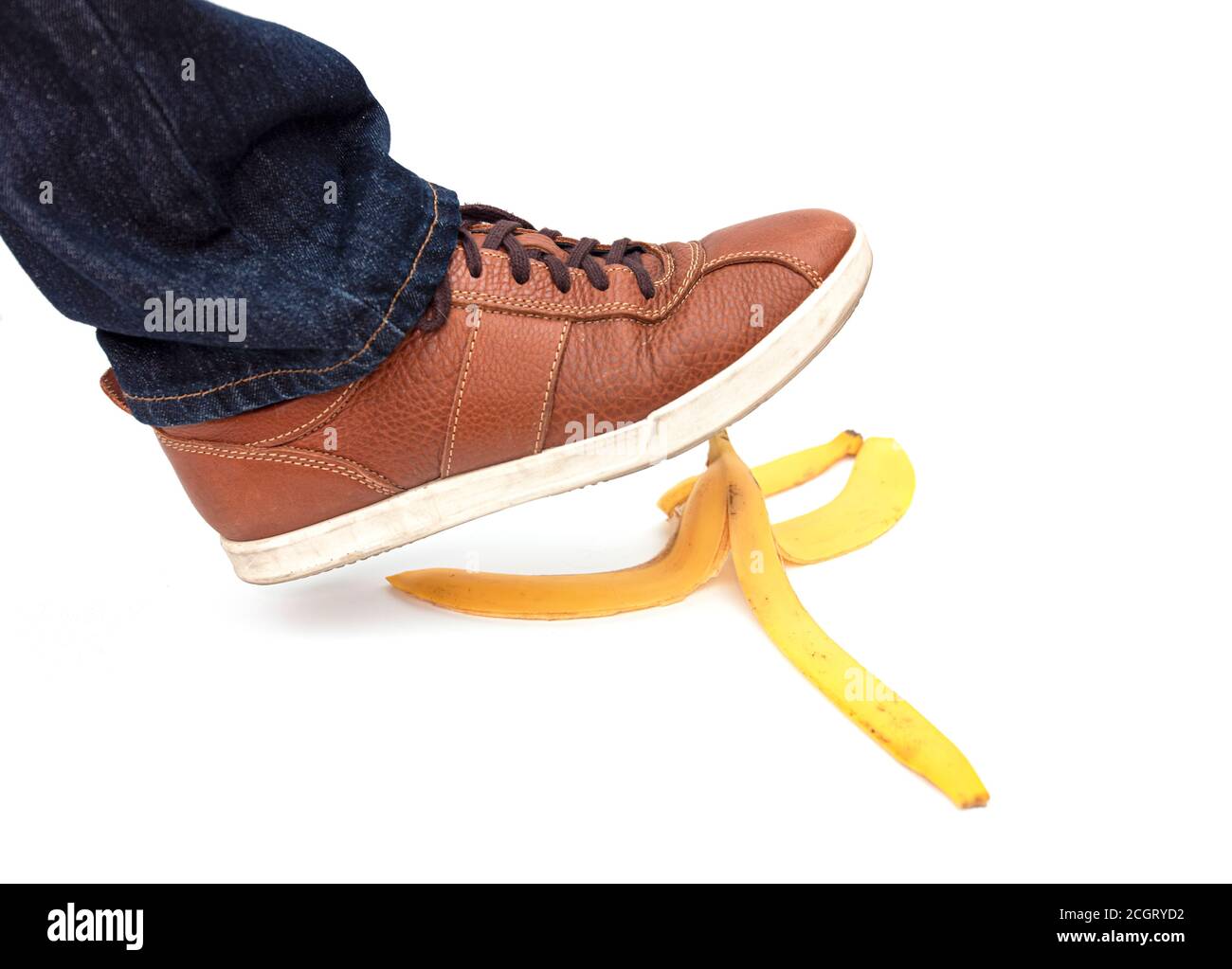 Gamba dell'uomo che si fa un passo sulla buccia di banana, immagine concettuale Foto Stock