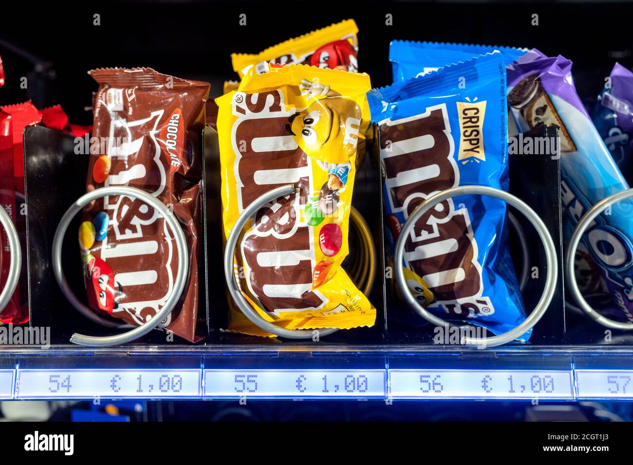 Borse M&M in distributore automatico Foto Stock