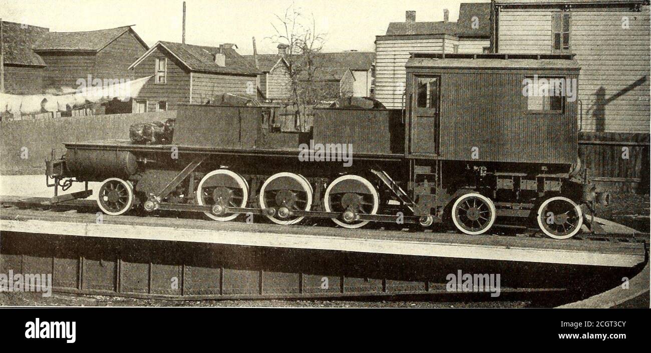 . Giornale ferroviario elettrico . Accoppiamento flessibile tra albero motore e braccio motore guidato da due barre radiali, che sono imperniate al centro di una traversa tra i telai davanti alla ruota posteriore. Il peso totale della locomotiva equipaggiata con due motori da 800 cv sarà di 250,000 lb., di cui 162,000 lb. Saranno trasportati dai tre assali motore. Ciò dà un peso per asse motore di 54,000 lb., che è leggermente inferiore ai pesi massimi impiegati sulle locomotive a vapore ad alta velocità, ma è molto più alto di. Locomotiva elettrica a barra laterale dotata sperimentalmente di due 4 Foto Stock