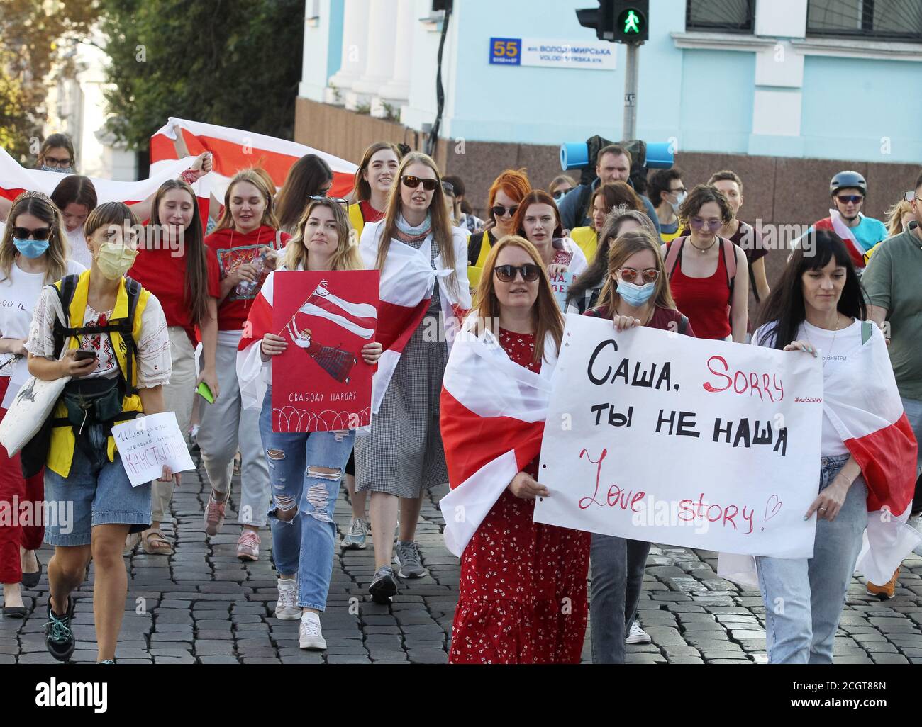 Kiev, Ucraina. 12 settembre 2020. Le donne frequentano il cosiddetto "Marca della solidarietà con le donne bielorusse" a Kiev, Ucraina, il 12 settembre 2020. I membri della comunità bielorussa in Ucraina e gli attivisti ucraini hanno tenuto la marcia della solidarietà con i bielorussi che protestano contro i risultati delle elezioni presidenziali. Credit: Serg Glovny/ZUMA Wire/Alamy Live News Foto Stock