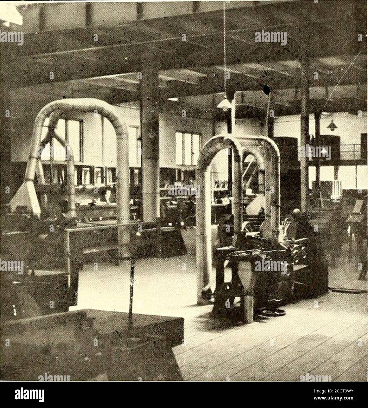 . Giornale ferroviario elettrico . Reparto per tende e cinghie, Brooklyn Rapid Transit System ha cardato materiale ai negozi principali, dove due uomini lo rendono omaggio a mucchi di materiale rinnovabile, dubbioso e rottamato. Inoltre, prima che venga effettuata la disposizione finale. Wood Mill, Portland Shops il caposquadra esamina il dubbioso collezionio. Le parti vengono quindi inviate al negozio per il rinnovo e, al momento della riparazione, vengono trasformate nei negozi del reparto di manutenzione. Là sono soggetti alle stazioni dell'automobile e le loro operazioni sono controllate monthlyper effettuare le regolazioni per gli articoli persi, ecc. Foto Stock