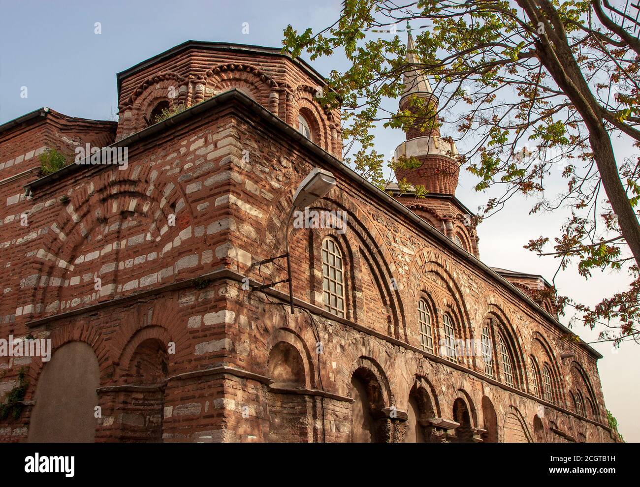 Moschea Molla Gurani, ex chiesa ortodossa orientale trasformata in moschea nel distretto di Vefa, Istanbul. Foto Stock