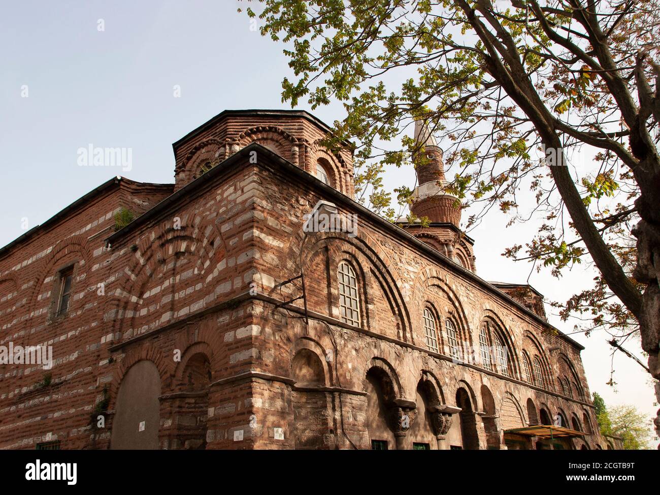 Moschea Molla Gurani, ex chiesa ortodossa orientale trasformata in moschea nel distretto di Vefa, Istanbul. Foto Stock