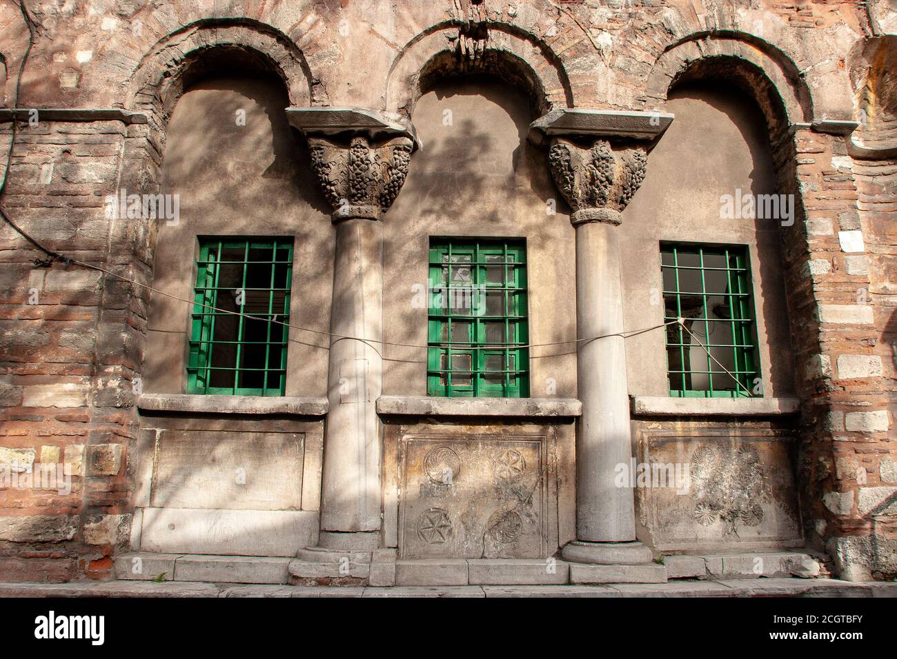 Le finestre dettagli della Moschea Molla Gurani, una ex chiesa ortodossa orientale trasformata in una moschea nel quartiere di Vefa, Istanbul. Foto Stock