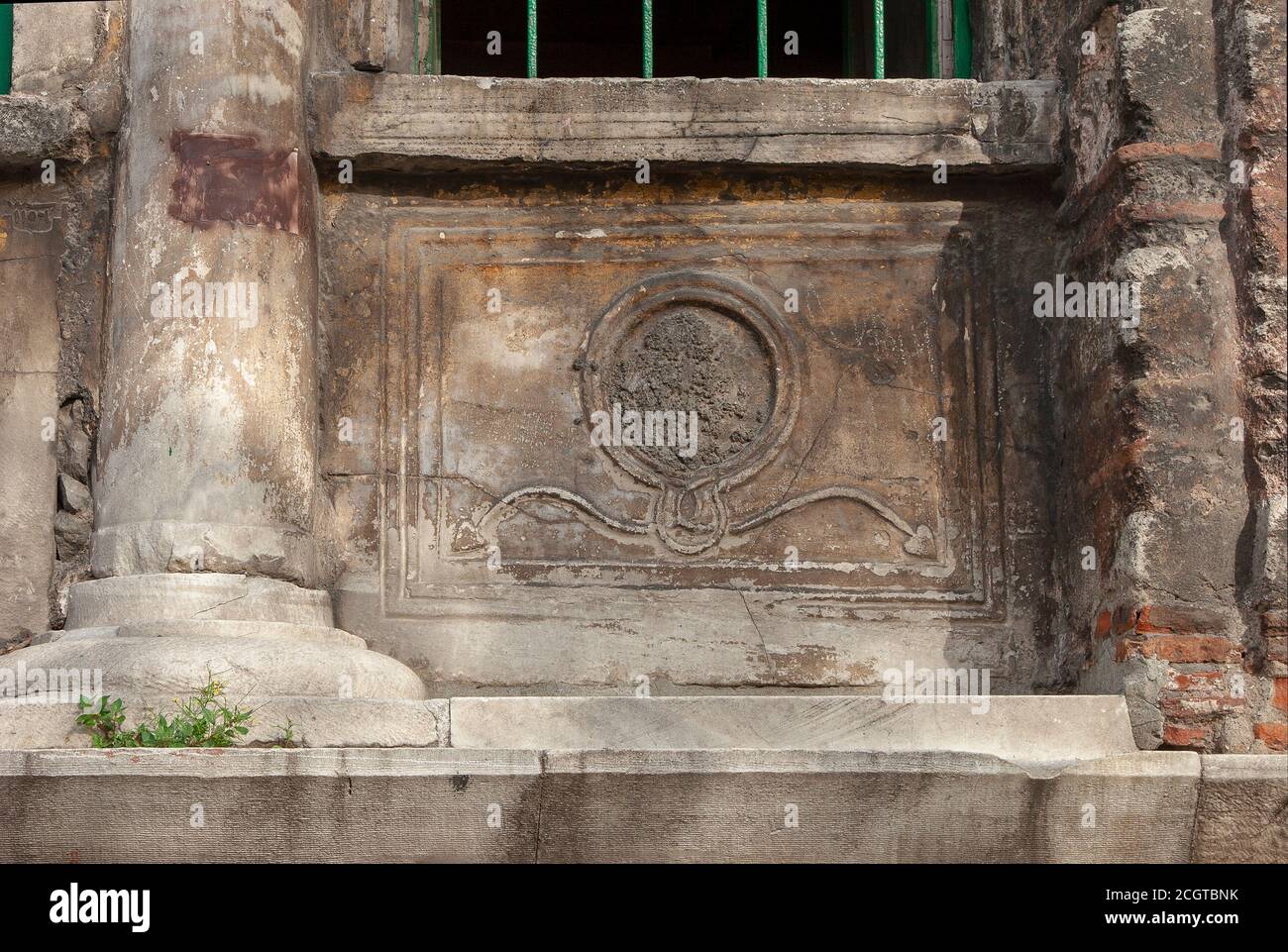 Le finestre dettagli della Moschea Molla Gurani, una ex chiesa ortodossa orientale trasformata in una moschea nel quartiere di Vefa, Istanbul. Foto Stock