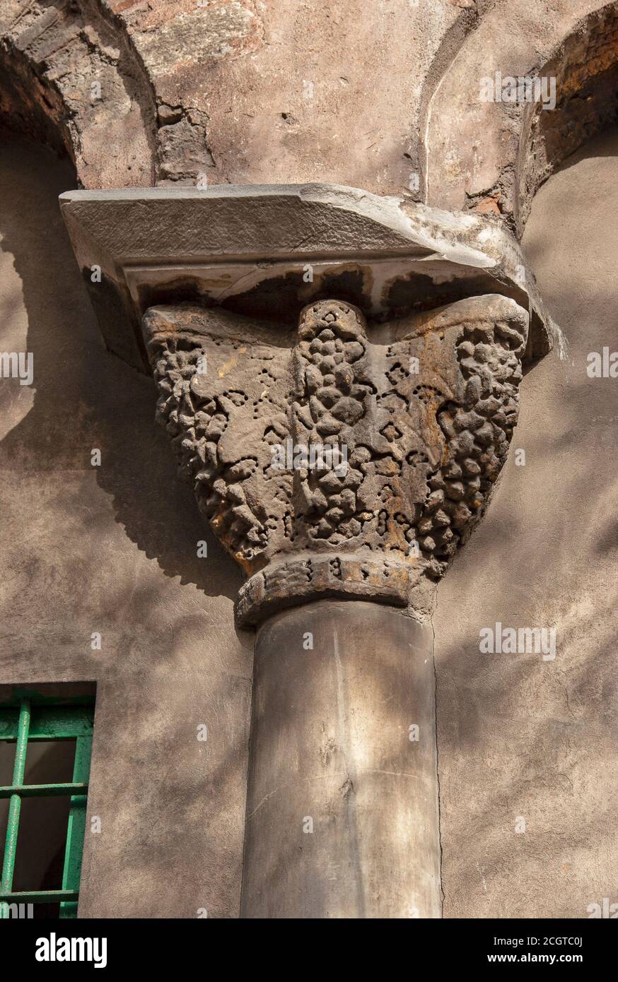Le finestre dettagli della Moschea Molla Gurani, una ex chiesa ortodossa orientale trasformata in una moschea nel quartiere di Vefa, Istanbul. Foto Stock