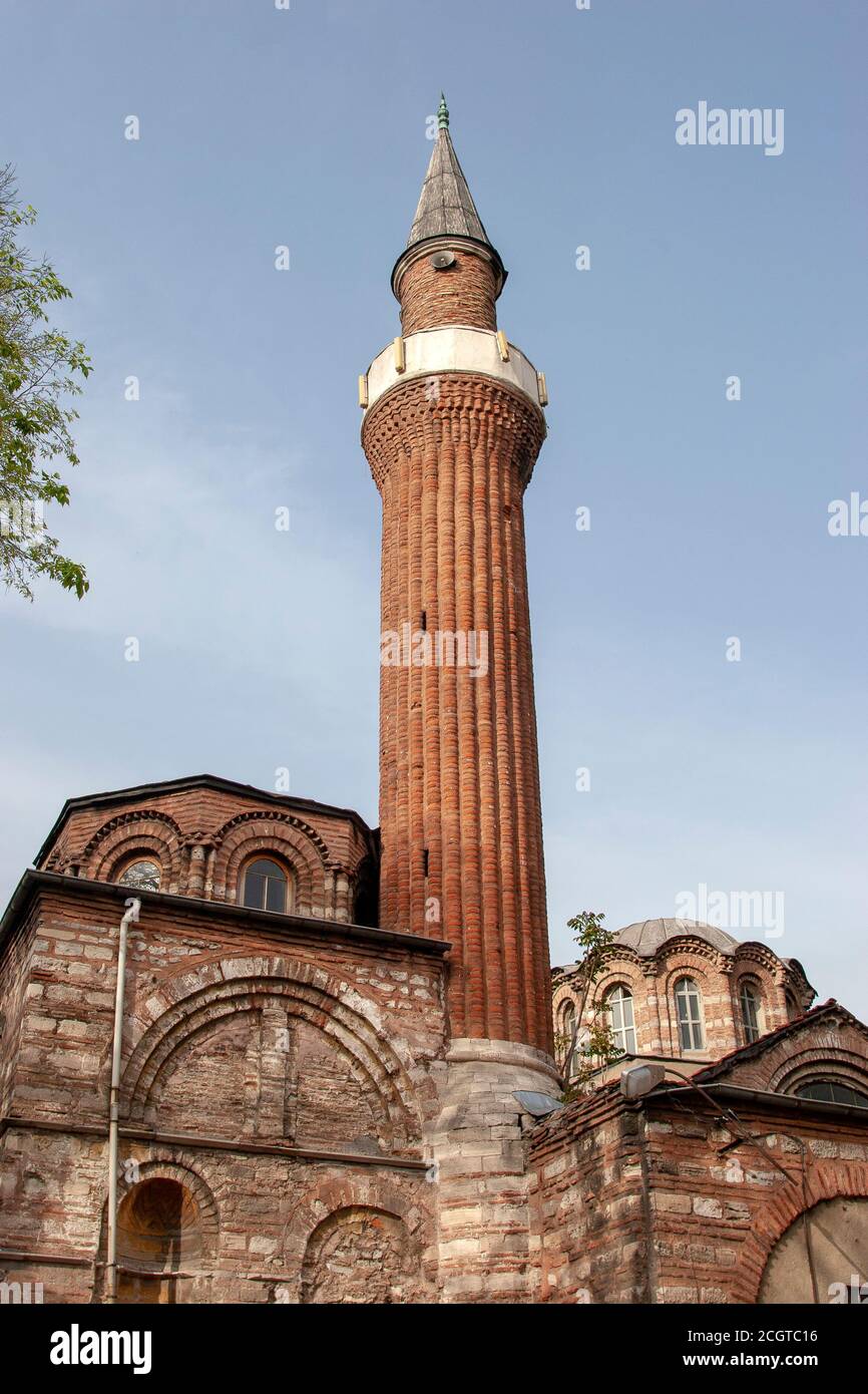Il minareto in mattoni della Moschea Molla Gurani, ex Chiesa bizantina di Hagios Theodoros tra il 10.-11. Secoli nel quartiere di Vefa. Foto Stock
