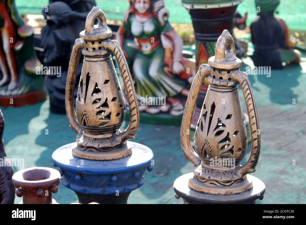 Lampada a lalten appeso decorativo, realizzata con fango di terra, decorazione artigianale tradizionale in argilla di lalten nel mercato indiano Foto Stock