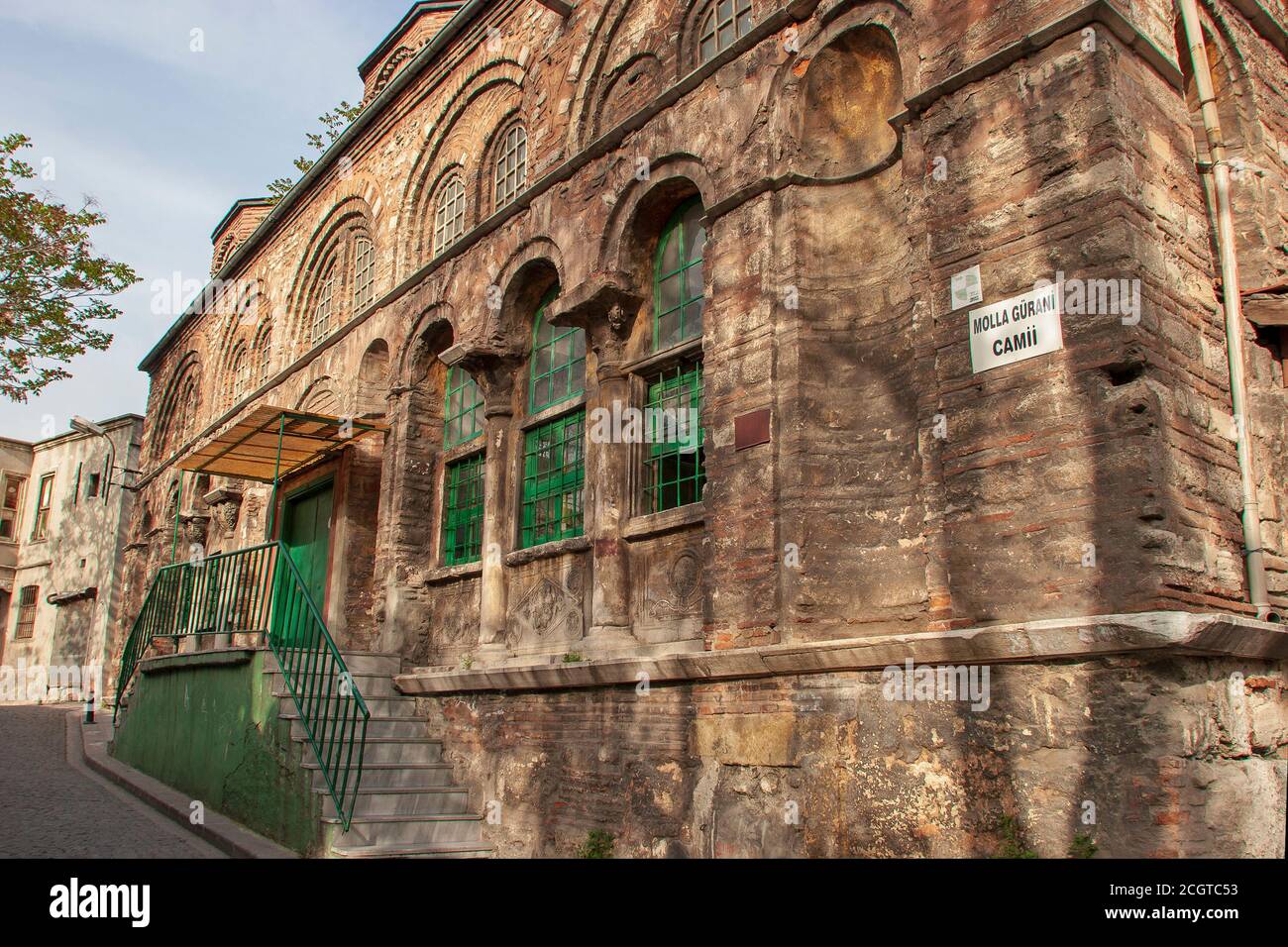 ISTANBUL, TURCHIA, MAGGIO 5,2007: Moschea Molla Gurani, ex chiesa ortodossa orientale trasformata in moschea nel distretto di Vefa, Istanbul. Foto Stock