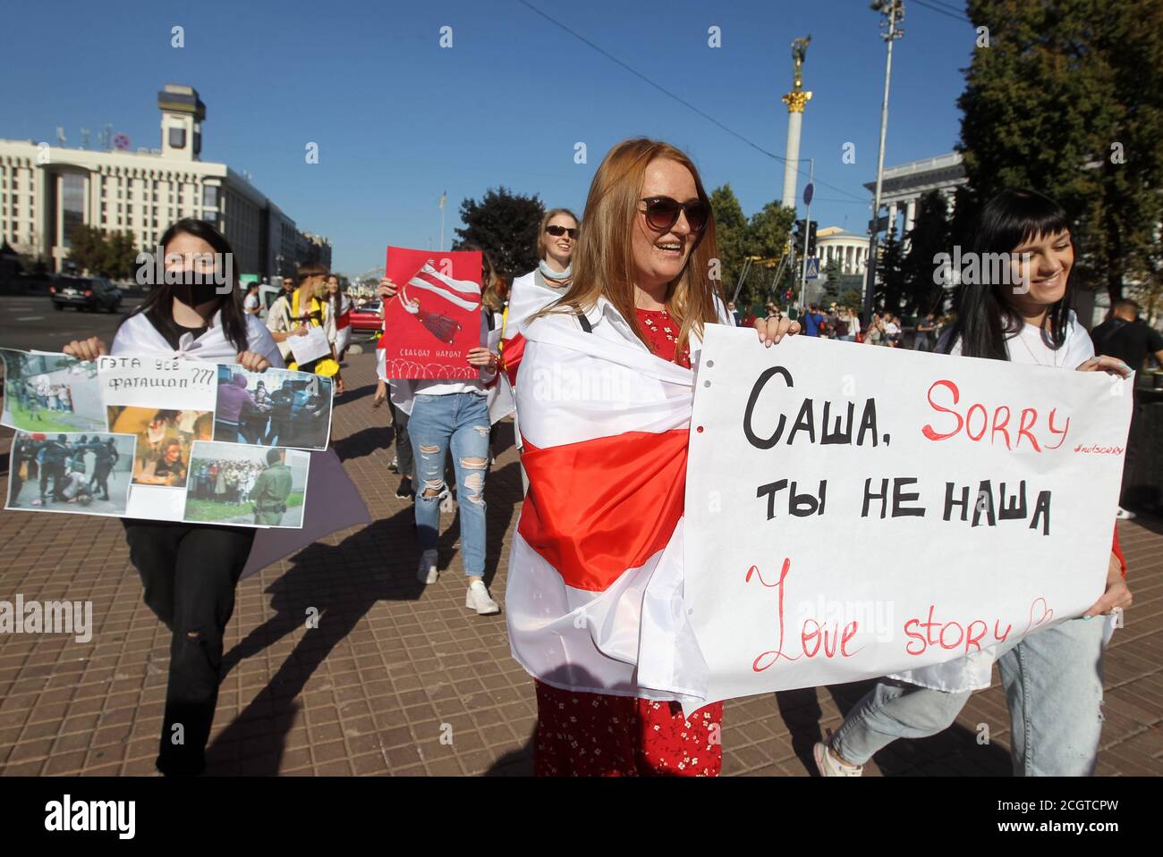 Kiev, Ucraina. 12 settembre 2020. Le donne frequentano il cosiddetto "Marca della solidarietà con le donne bielorusse" a Kiev, Ucraina, il 12 settembre 2020. I membri della comunità bielorussa in Ucraina e gli attivisti ucraini hanno tenuto la marcia della solidarietà con i bielorussi che protestano contro i risultati delle elezioni presidenziali. Credit: Serg Glovny/ZUMA Wire/Alamy Live News Foto Stock