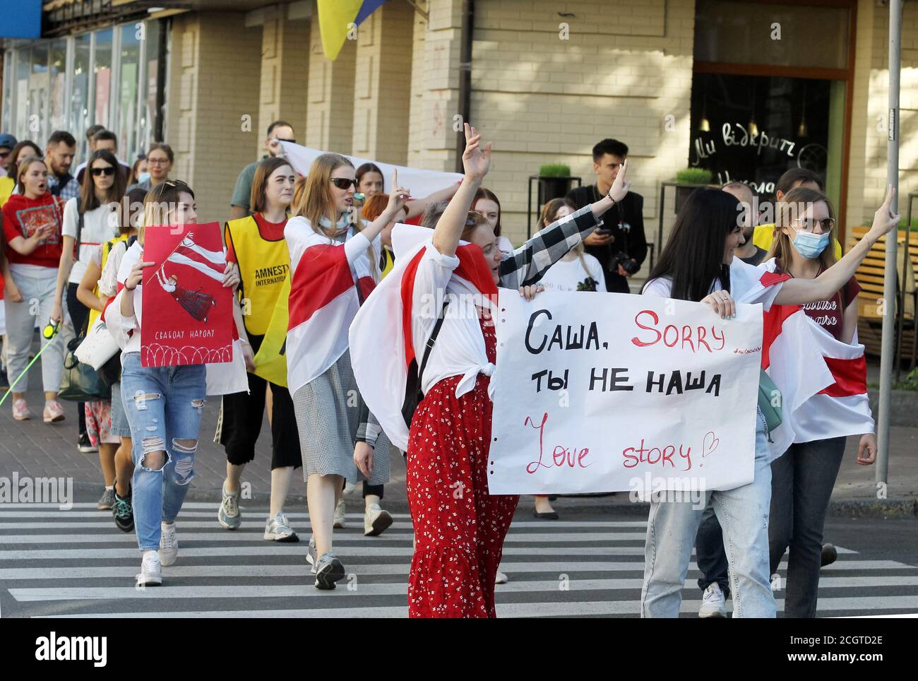 Kiev, Ucraina. 12 settembre 2020. Le donne frequentano il cosiddetto "Marca della solidarietà con le donne bielorusse" a Kiev, Ucraina, il 12 settembre 2020. I membri della comunità bielorussa in Ucraina e gli attivisti ucraini hanno tenuto la marcia della solidarietà con i bielorussi che protestano contro i risultati delle elezioni presidenziali. Credit: Serg Glovny/ZUMA Wire/Alamy Live News Foto Stock