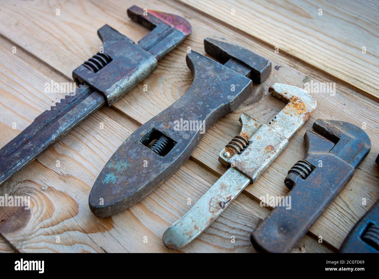 vecchie chiavi regolabili su tavola di legno, attrezzi vintage. giorno di lavoro . Foto Stock