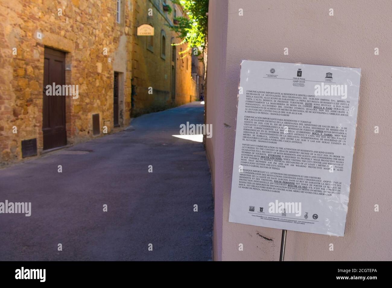 Pienza, Italia-6 settembre 2020. COVID-19 info sign fuori dal centro storico di Pienza in Toscana. Il cartello avverte che le maschere sono obbligatori Foto Stock