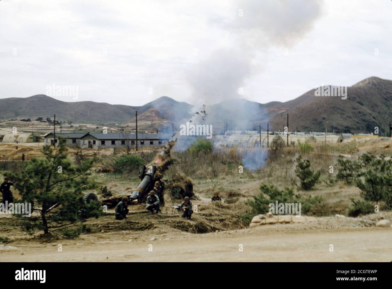 Corea-Krieg ESERCITO degli Stati Uniti / Stati Uniti esercito Schwere Feldhaubitze M59 / M1 lunghezza 155 mm Tom - Guerra di Corea pesante Howitzer M59 / M1 155mm / 6.1 pollici lungo Tom Foto Stock