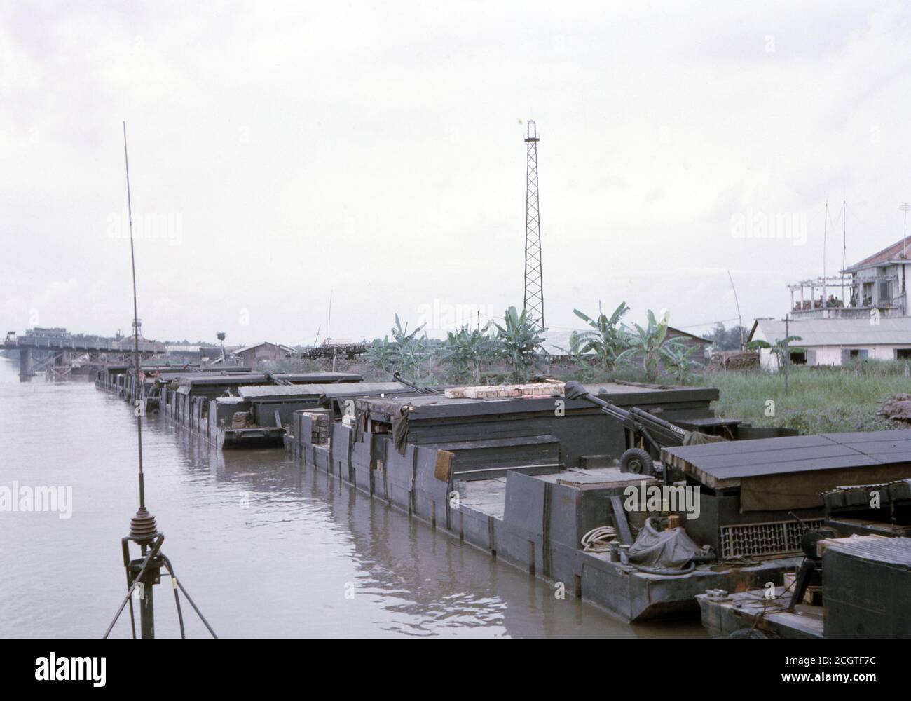 Esercito degli Stati Uniti / esercito degli Stati Uniti Leichte Feldhaubitze M102 105 mm - Arileria di guerra del Vietnam chiatta Howitzer di Leight M102 105 mm / 4.1 pollici Foto Stock