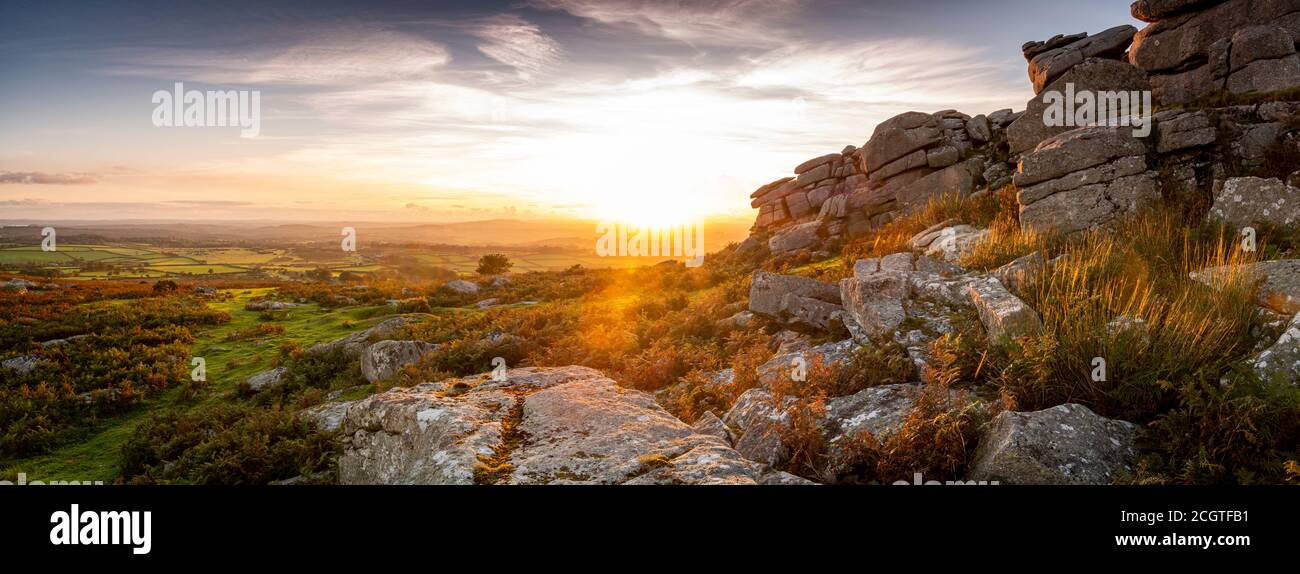 Tramonto su Pew Tor su Dartmoor con vista sulla Tamar Valley E Cornovaglia in lontananza Foto Stock