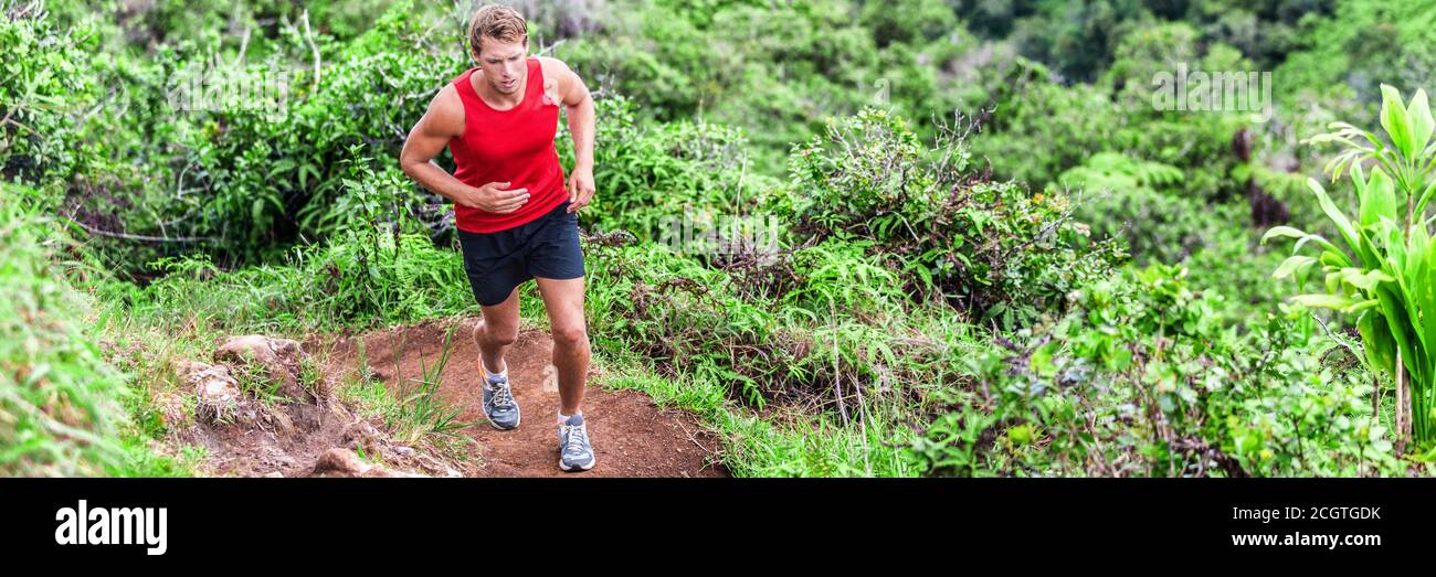 Atleta trail running man sul banner di gara maratona. Panorama raccolto di corridore nella natura verde foresta Foto Stock