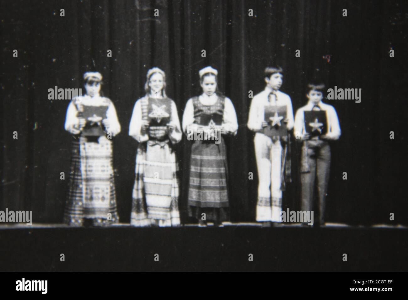 klinke Aja Ærlighed Bella fotografia in bianco e nero degli anni '70 di bambini dell'Europa  orientale vestiti con i loro abiti etnici in piedi sul palco che eseguono  uno skit Foto stock - Alamy
