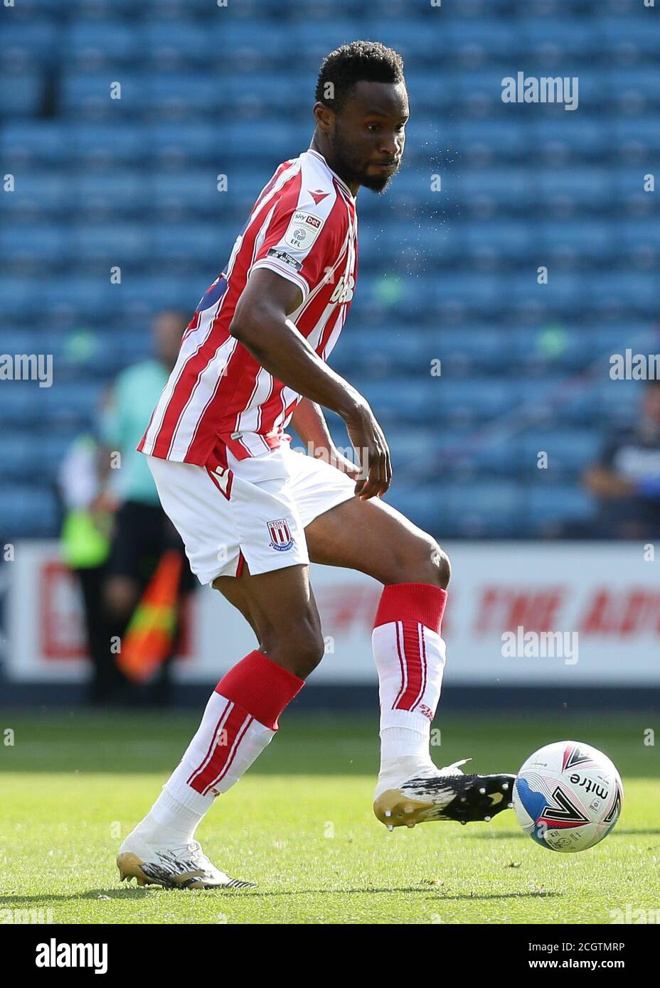 LONDRA, INGHILTERRA. 12 SETTEMBRE 2020 John OBI Mikel di Stoke City in azione durante la partita del campionato Sky Bet tra Millwall e Stoke City al Den, Londra. (Credit: Jacques Feeney | MI News) Credit: MI News & Sport /Alamy Live News Foto Stock