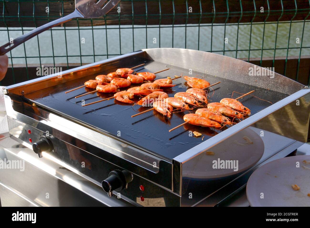 Cucina gamberi tigre sulla griglia elettrica per barbecue. Grill