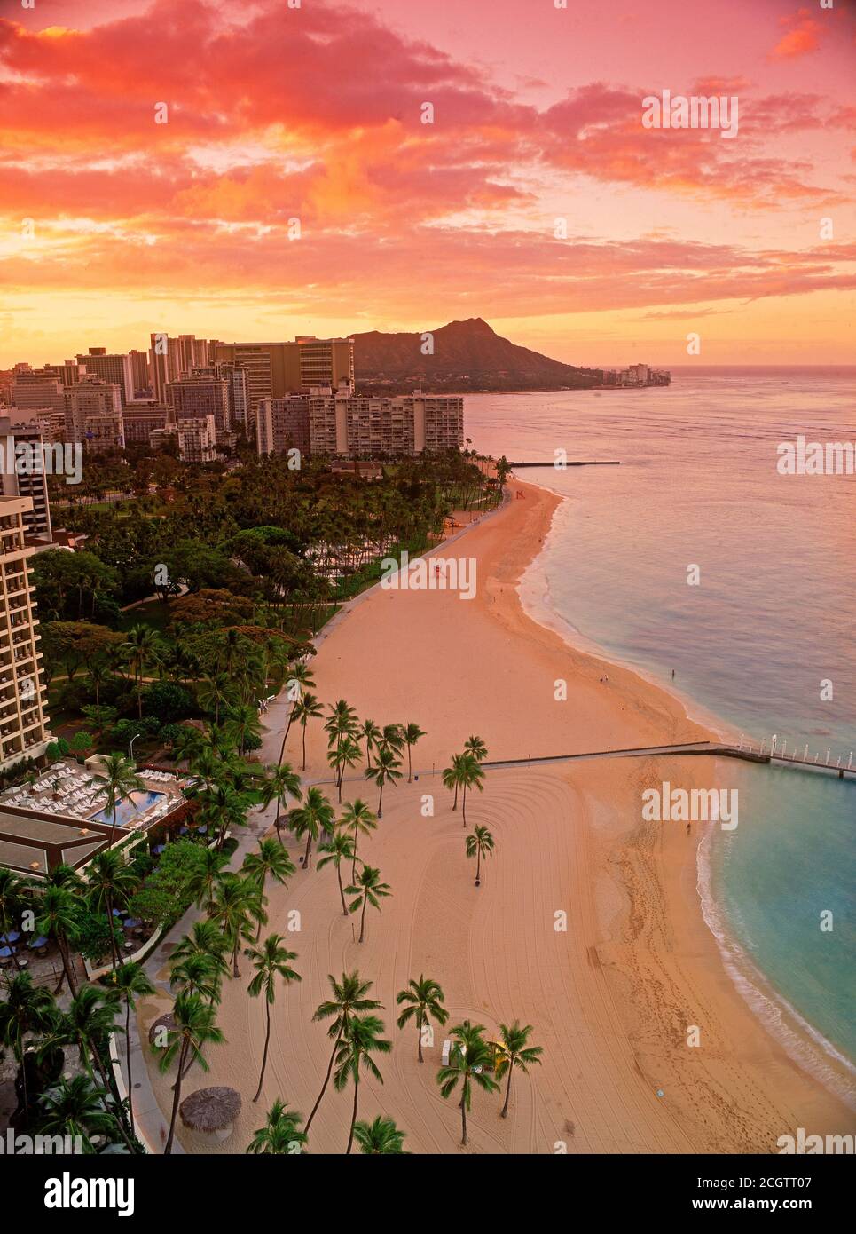 Waikiki Beach e Diamond Head con spiagge, palme e hotel all'alba a Honolulu, sull'isola di Oahu, Hawaii Foto Stock