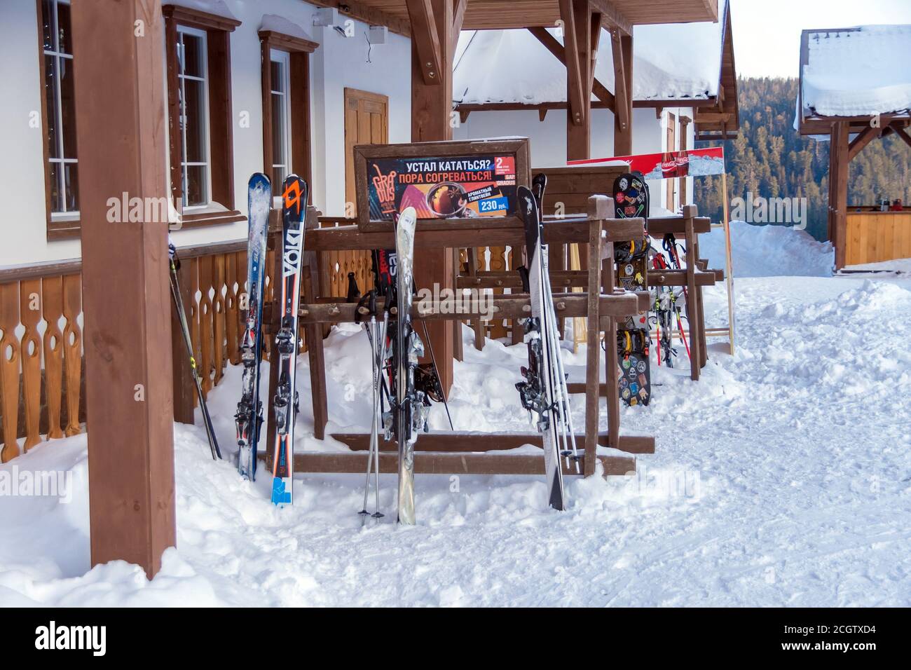 Gli sci si trovano su supporti vicino all'edificio principale del resort. Foto Stock