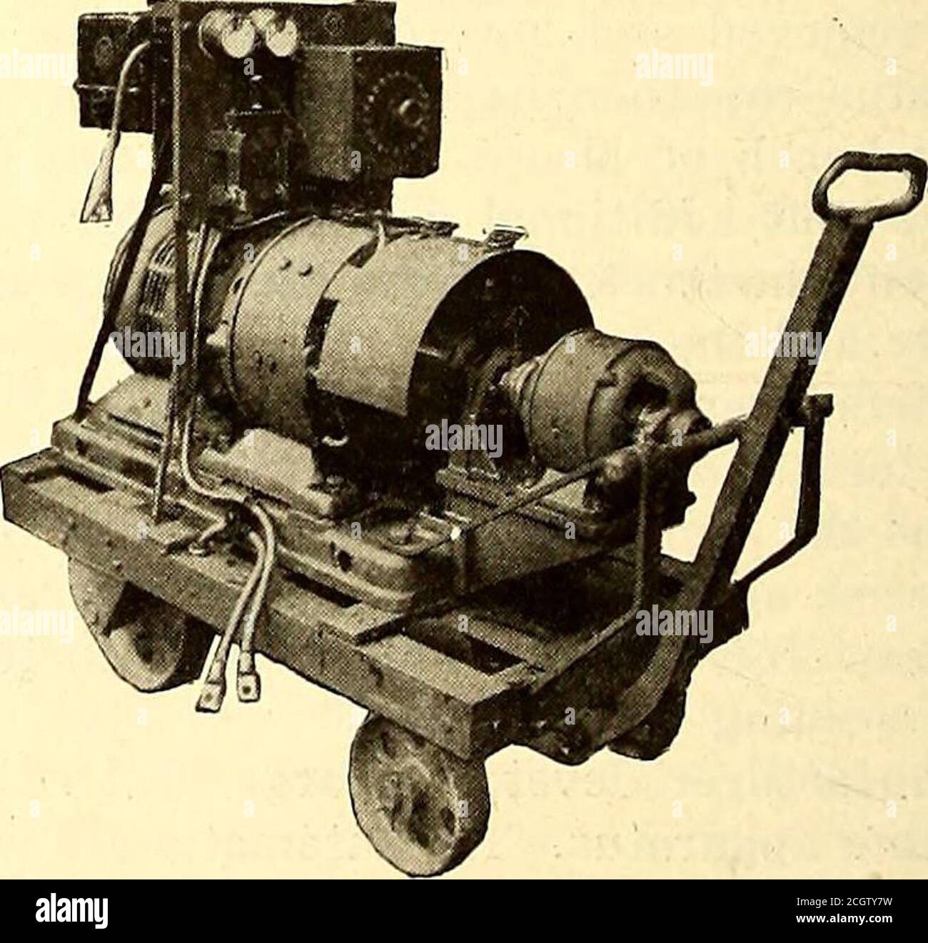 . Giornale ferroviario elettrico . il suo tipo di auto può essere predisposto anche per la convogli utilizzando il sistema a più unità. Generalfrenatura pneumatica automatica e rettilinea elettrica. Attrezzatura per saldatura elettrica a singolo operatore la Westinghouse Electric & Manufacturing COM-pany, nell'ambito della mostra sulla saldatura elettrica ad arco, è dotata di un nuovo tipo di attrezzatura per saldatura elettrica ad arco a singolo operatore, per la quale viene rilevata un'efficienza eccezionale perché il generatore funziona a tensione di arco e non viene utilizzata alcuna resistenza in serie con l'arco. Ilgeneratore è progettato per stabilizzare l'arco e i dispostiautomatici, s Foto Stock