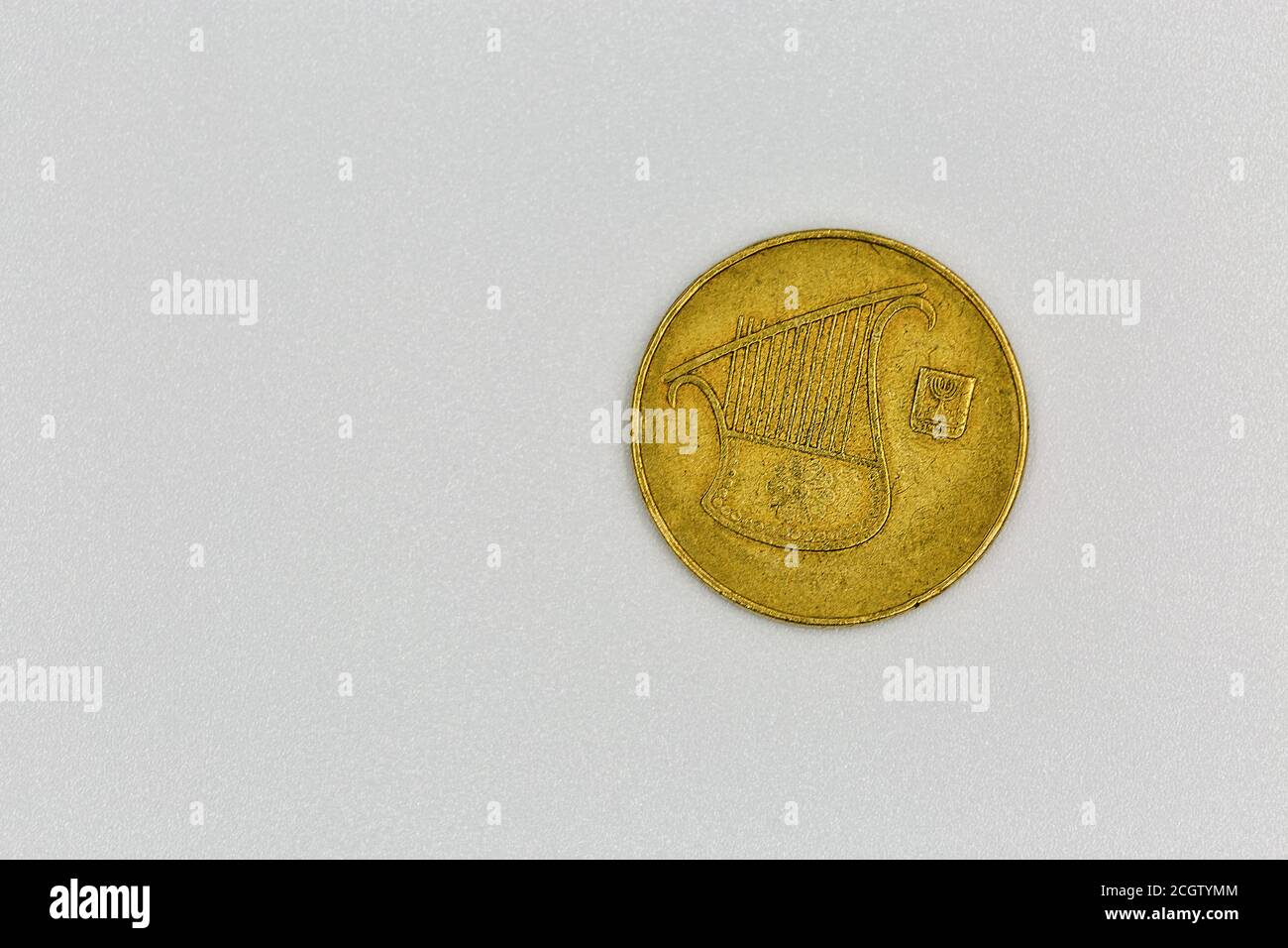 Il mezzo sheqel della moneta israeliana moderna ha usato il closeup sullo sfondo bianco (1/2 sheqel), lato posteriore Foto Stock