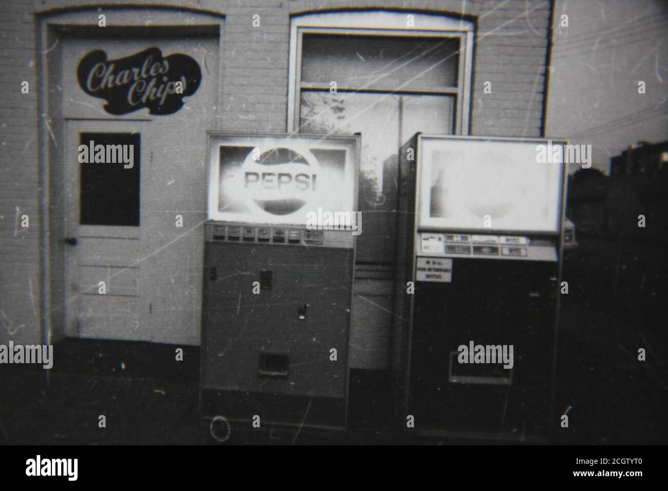 Ottima fotografia in bianco e nero degli anni '70 dei distributori automatici Pepsi. Foto Stock