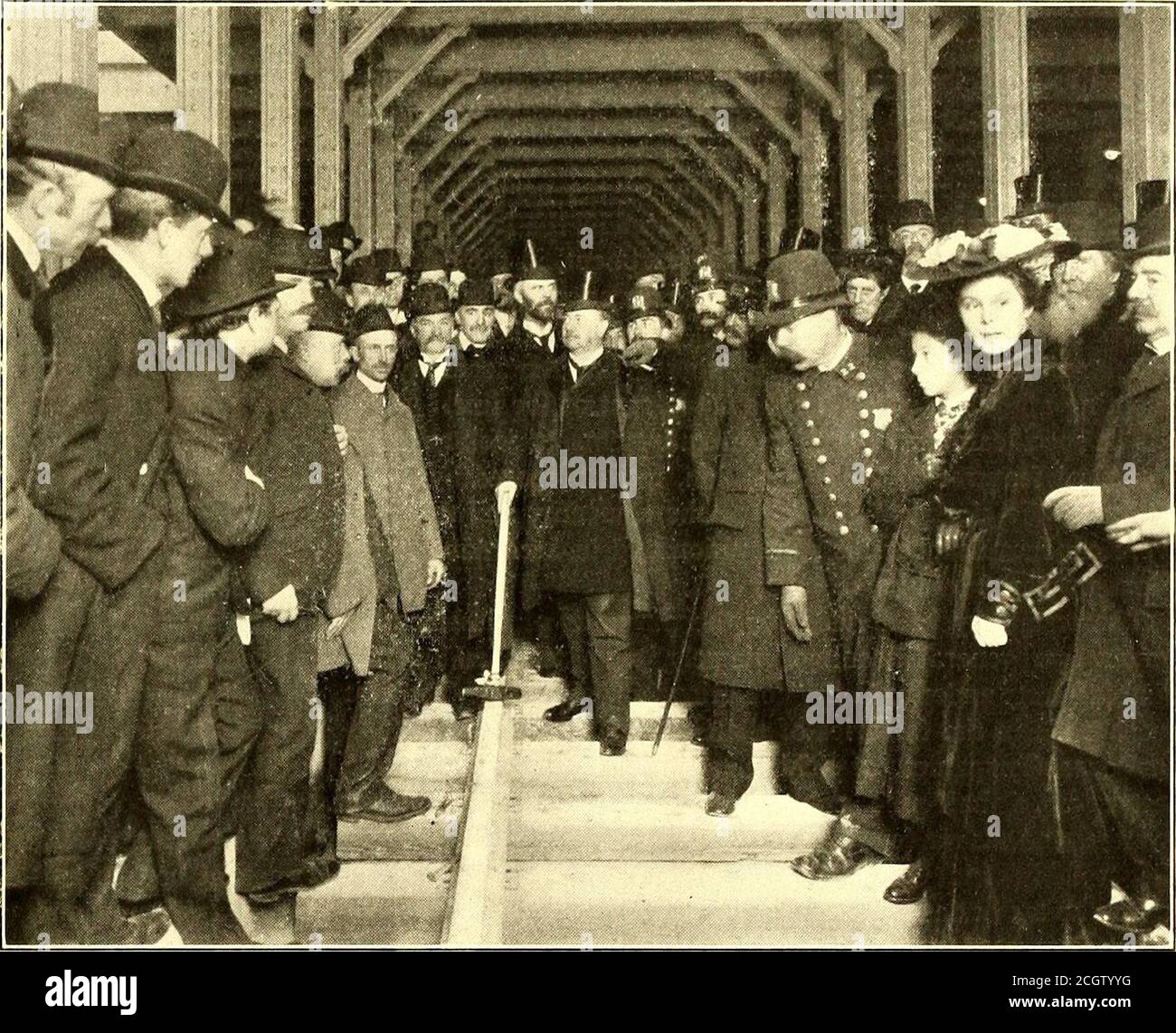 . Il giornale ferroviario di strada. Lui drainagewater da un pozzo di pompa alla fogna di via del themarket. E 'l'intenzione della companiaquando l'intero sistema è in opera-zione di eseguire sia Express che accom-modation auto su tracce separate.l'ultima express ferma andando verso ovest sarà alla quindicesima strada, e dopo che le auto lasciare quella stazione non si fermerà fino a Thirty-second Street è raggiunto. Il fiume Schuylkill sarà attraversato da un nuovo ponte. In larghezza e profondità la sezione occidentale della metropolitana sarà grande. Dalla cima della strada al fondo del pozzo di drenaggio la distanza Foto Stock