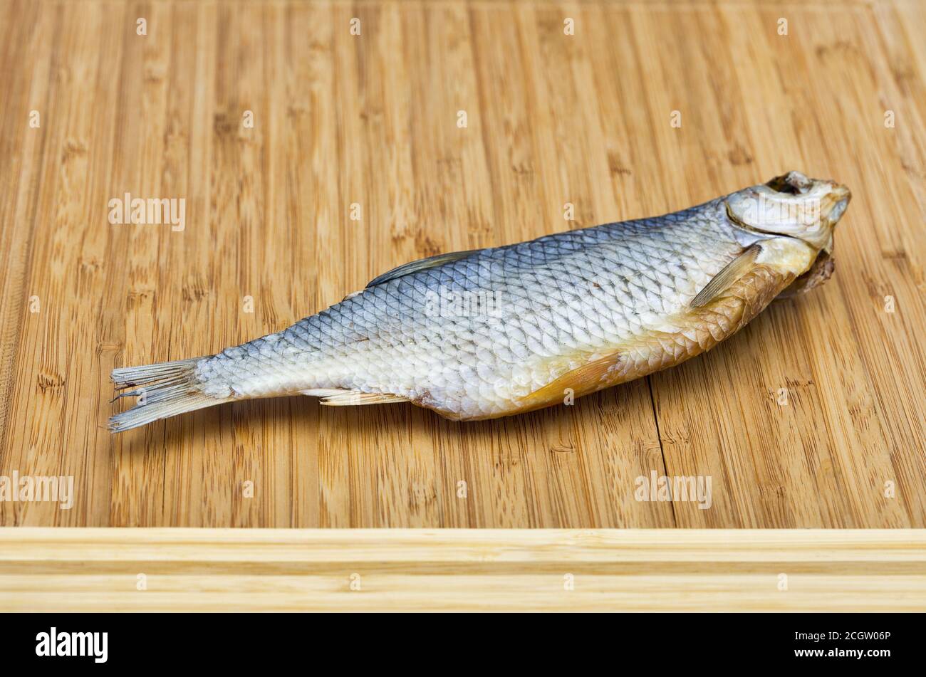 un pesce secco di ariete su uno sfondo rustico di legno closeup Foto Stock