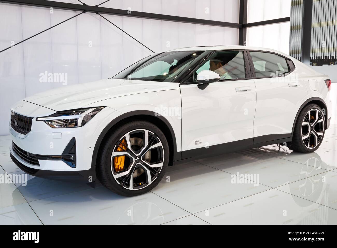 Francoforte, Germania - Sep 11, 2019: Polestar 2 auto elettrica presentato al salone di Francoforte IAA Motor Show 2019. Foto Stock