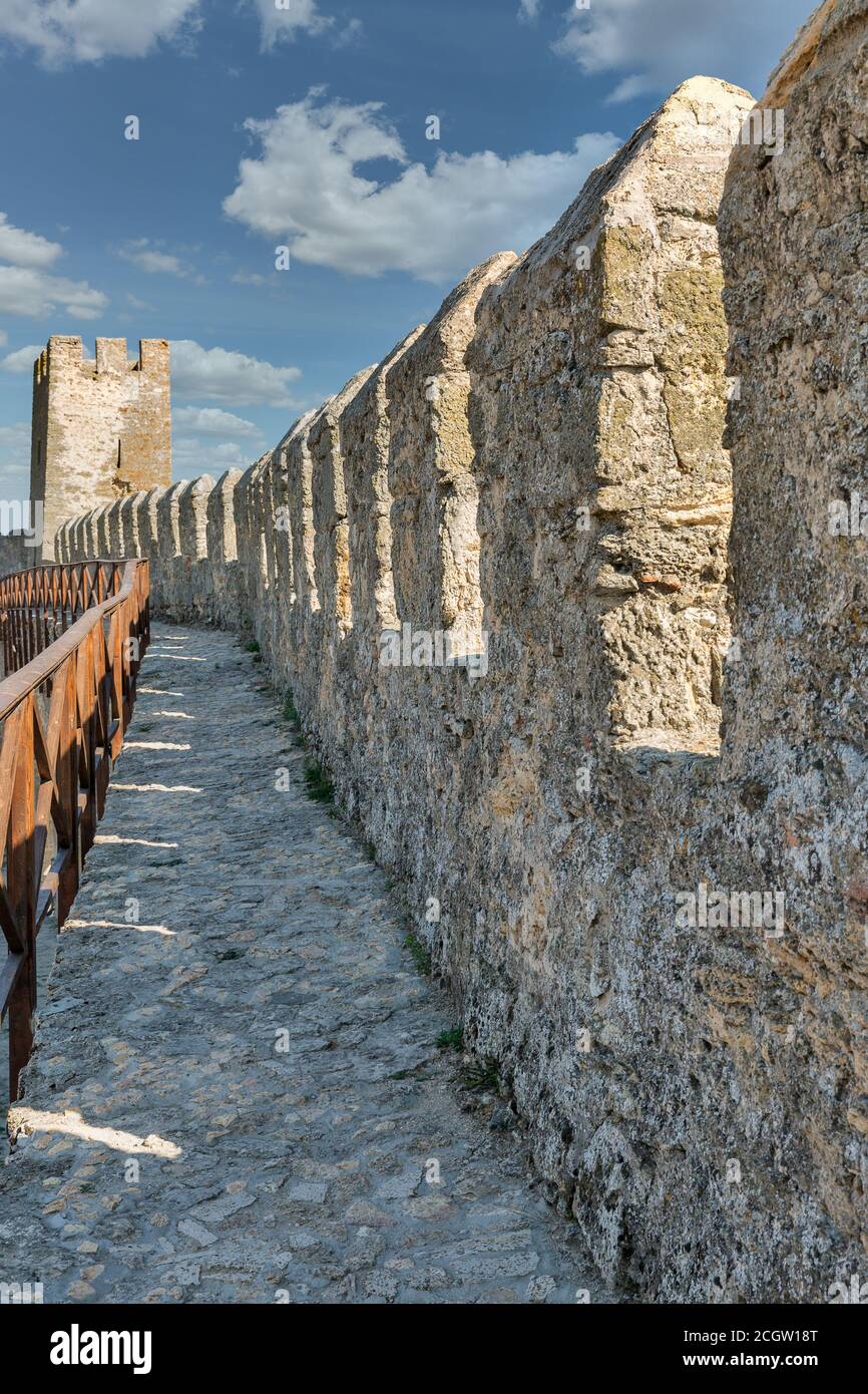 Mura dell'antica fortezza di Bilhorod-Dnistrovskyi o Akkerman sulla riva dell'estuario in Ucraina. Foto Stock